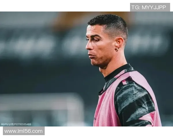 足球明星耳环造型卡通形象展示与时尚风格解析