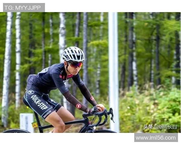 足球明星骑行风采高清图片展示尽显运动魅力与活力四射的青春气息